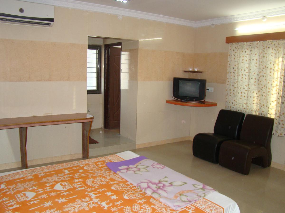 Sreeniketanam Lodge Madhavaram Exterior photo