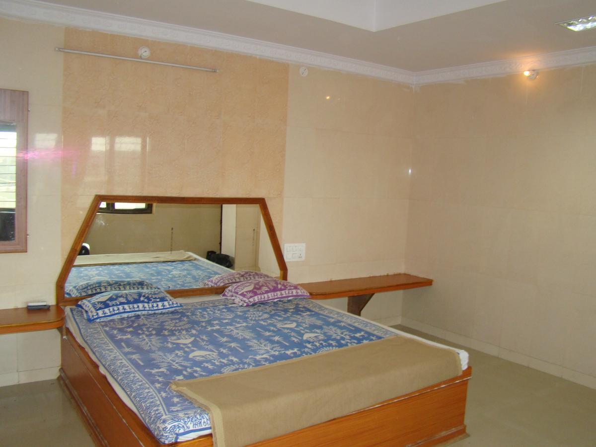 Sreeniketanam Lodge Madhavaram Exterior photo